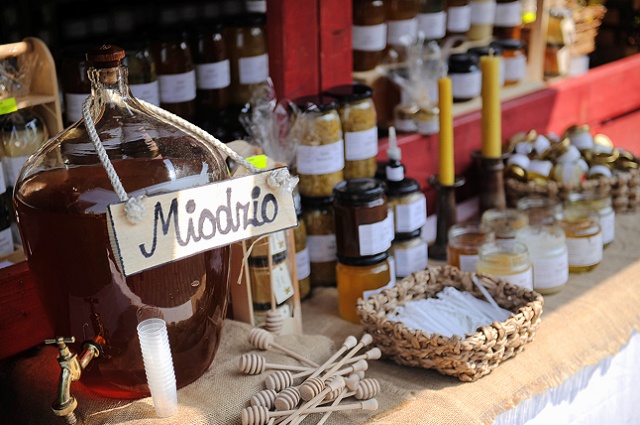 Rządowi nie zależy na wprowadzeniu prawa sprzyjającego rolnikom - tak goście programu Radio Szczecin na Wieczór skomentowali doniesienia o kolejnym opóźnieniu we wprowadzaniu przepisów dotyczących sprzedaży bezpośredniej.