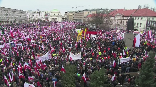 Około 30 tysięcy osób wzięło udział w Marszu w Obronie Demokracji i Wolności Mediów organizowanym przez Prawo i Sprawiedliwość. Tłum o godzinie 13 zebrał się na Placu Trzech Krzyży w Warszawie.