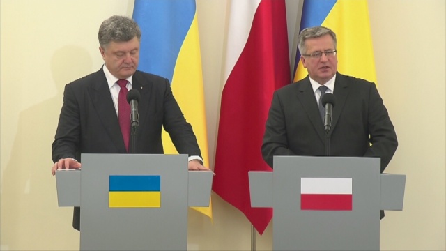 Polska jest otwarta na rozmowy w sprawie sprzedaży broni Ukrainie, jeśli kraj ten byłby tym zainteresowany - tak mówił prezydent Bronisław Komorowski podczas wspólnej konferencji prasowej z prezydentem Ukrainy Petrem Poroszenko, który w środę przyjechał do Polski.