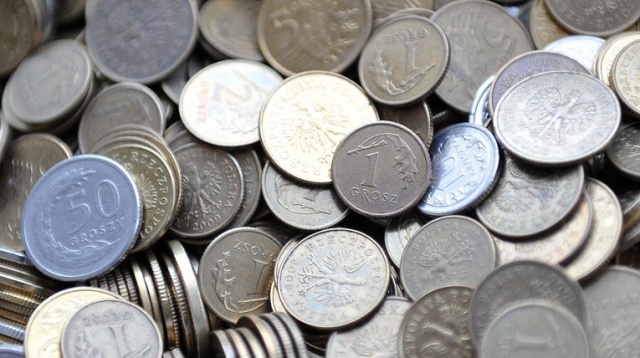 Prawie 300 miliardów złotych mają wynieść w przyszłym roku dochody budżetu państwa, a wydatki - ponad 340 miliardów. Oznacza to, że deficyt nie powinien przekroczyć 46 mld zł - przewiduje ustawa budżetowa, którą Sejm uchwalił w środę w nocy.