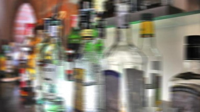 O jedną piątą spadła w tym roku produkcja polskiej wódki - informuje Gazeta Wyborcza. Branża spirytusowa bije na alarm - to najgorszy rok w historii.