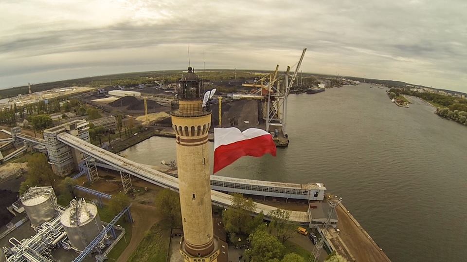 Ma 50 metrów długości, a do jej uszycia użyto 300 metrów kwadratowych materiału - to gigantyczna biało-czerwona flaga, która w piątek zawisła na latarni morskiej w Świnoujściu. Fot. Paweł Płocharski [Radio Szczecin]