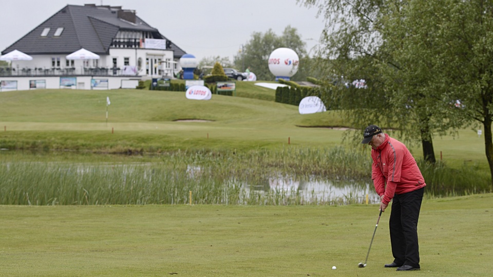 Mimo deszczu, w niedzielę rozpoczął się 17. turniej golfowy Floating Garden Szczecin Open. Fot. Jarosław Gaszyński [Radio Szczecin]