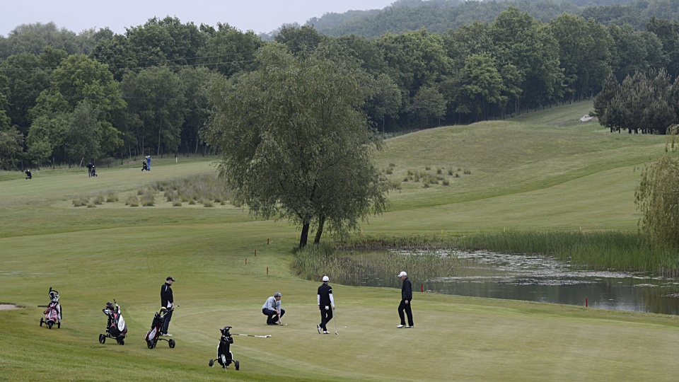 Mimo deszczu, w niedzielę rozpoczął się 17. turniej golfowy Floating Garden Szczecin Open. Fot. Jarosław Gaszyński [Radio Szczecin]
