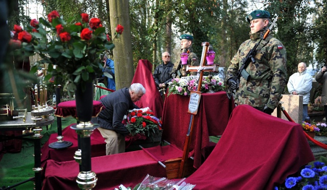 Kilkaset osób pożegnało Edmunda Bałukę. Fot. Łukasz Szełemej [Radio Szczecin] Pożegnali Edmunda Bałukę, legendę szczecińskich strajków [ZDJĘCIA]