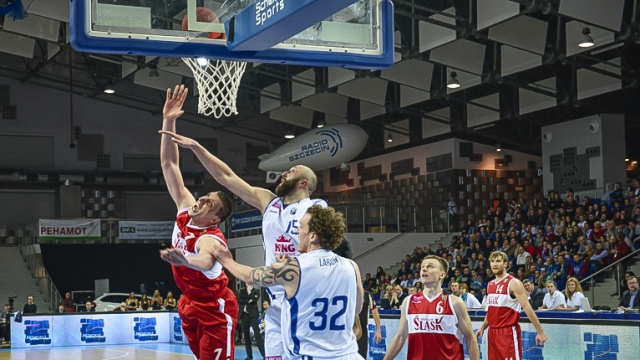 Najwięcej punktów w hali Azoty Arena dla szczecińskich koszykarzy zdobyli Trevor Releford i Vitaliy Kovalenko. Fot. Jarosław Gaszyński [Radio Szczecin] Niespodzianki nie było, Wilki Morskie przegrały ze Śląskiem Wrocław [ZDJĘCIA]