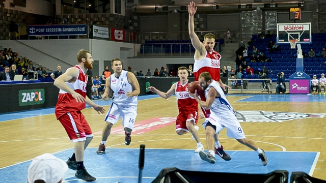 Najwięcej punktów w hali Azoty Arena dla szczecińskich koszykarzy zdobyli Trevor Releford i Vitaliy Kovalenko. Fot. Jarosław Gaszyński [Radio Szczecin] Niespodzianki nie było, Wilki Morskie przegrały ze Śląskiem Wrocław [ZDJĘCIA]