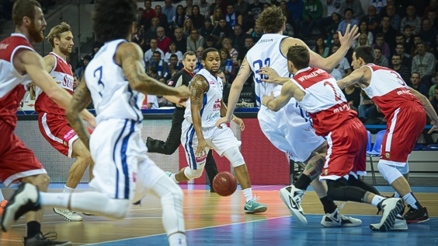 Najwięcej punktów w hali Azoty Arena dla szczecińskich koszykarzy zdobyli Trevor Releford i Vitaliy Kovalenko. Fot. Jarosław Gaszyński [Radio Szczecin] Niespodzianki nie było, Wilki Morskie przegrały ze Śląskiem Wrocław [ZDJĘCIA]