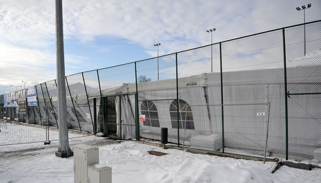 Problemy z dachem namiotu lodowiska obok hali Azoty Arena. Fot. Łukasz Szełemej [Radio Szczecin] Zawalił się dach namiotu nad lodowiskiem przy hali Azoty Arena [ZDJĘCIA]