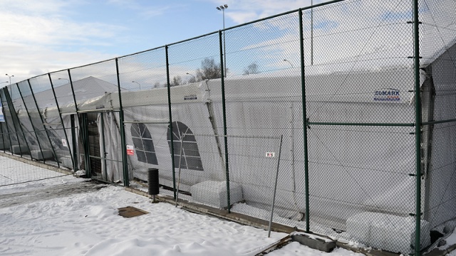 Problemy z dachem namiotu lodowiska obok hali Azoty Arena. Fot. Łukasz Szełemej [Radio Szczecin] Zawalił się dach namiotu nad lodowiskiem przy hali Azoty Arena [ZDJĘCIA]