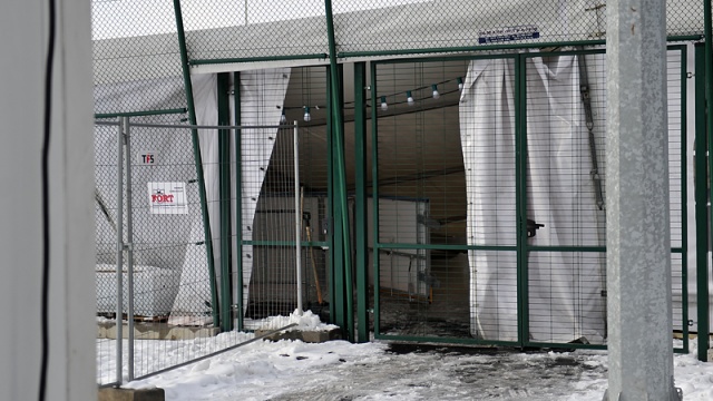 Problemy z dachem namiotu lodowiska obok hali Azoty Arena. Fot. Łukasz Szełemej [Radio Szczecin] Zawalił się dach namiotu nad lodowiskiem przy hali Azoty Arena [ZDJĘCIA]