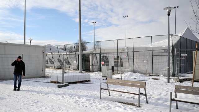 Problemy z dachem namiotu lodowiska obok hali Azoty Arena. Fot. Łukasz Szełemej [Radio Szczecin] Zawalił się dach namiotu nad lodowiskiem przy hali Azoty Arena [ZDJĘCIA]