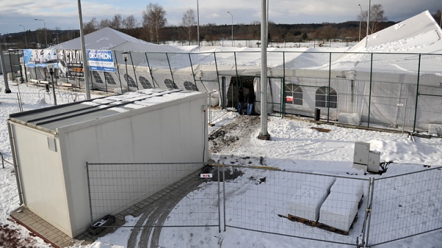 Problemy z dachem namiotu lodowiska obok hali Azoty Arena. Fot. Łukasz Szełemej [Radio Szczecin] Zawalił się dach namiotu nad lodowiskiem przy hali Azoty Arena [ZDJĘCIA]