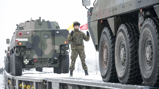 Kilkadziesiąt Rosomaków ruszyło na poligon w Drawsku Pomorskim. Fot. Jarosław Gaszyński [Radio Szczecin] Kilkadziesiąt Rosomaków ruszyło na poligon w Drawsku Pomorskim [ZDJĘCIA]