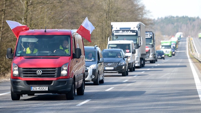 Ciężarówki w kolumnie protestacyjnej. Fot. Jarosław Gaszyński [Radio Szczecin] Protest przewoźników - zaczynają się utrudnienia [ZDJĘCIA, WIDEO, NOWE]