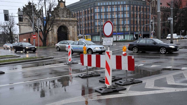 Jedna z głównych ulic Szczecina - aleja Niepodległości - częściowo zamknięta. Fot. Łukasz Szełemej [Radio Szczecin] Jedna z głównych ulic Szczecina wyłączona z ruchu [ZDJĘCIA, WIDEO]