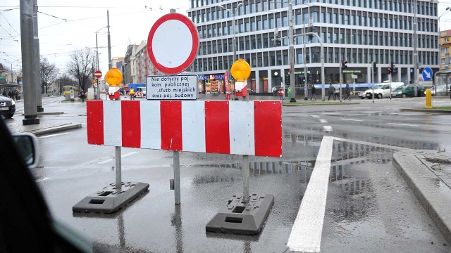 Jedna z głównych ulic Szczecina - aleja Niepodległości - częściowo zamknięta. Fot. Łukasz Szełemej [Radio Szczecin] Jedna z głównych ulic Szczecina wyłączona z ruchu [ZDJĘCIA, WIDEO]