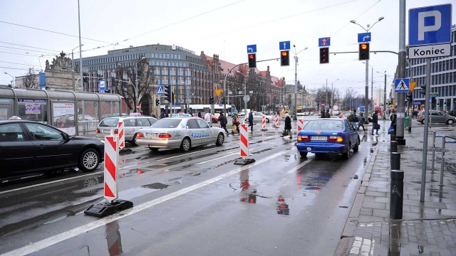 Jedna z głównych ulic Szczecina - aleja Niepodległości - częściowo zamknięta. Fot. Łukasz Szełemej [Radio Szczecin] Jedna z głównych ulic Szczecina wyłączona z ruchu [ZDJĘCIA, WIDEO]