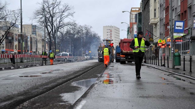 Jedna z głównych ulic Szczecina - aleja Niepodległości - częściowo zamknięta. Fot. Łukasz Szełemej [Radio Szczecin] Jedna z głównych ulic Szczecina wyłączona z ruchu [ZDJĘCIA, WIDEO]