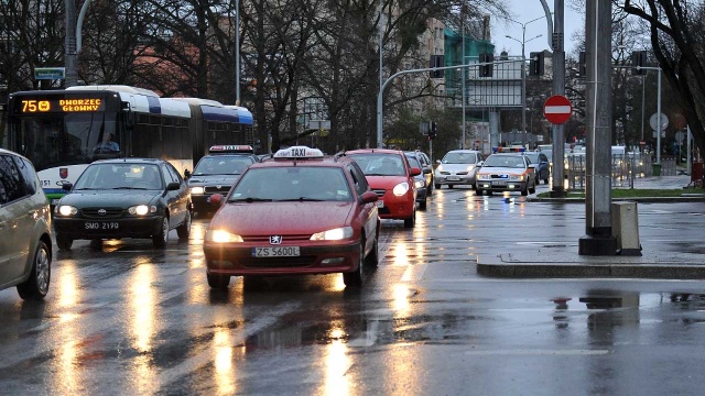 Jedna z głównych ulic Szczecina - aleja Niepodległości - częściowo zamknięta. Fot. Łukasz Szełemej [Radio Szczecin] Jedna z głównych ulic Szczecina wyłączona z ruchu [ZDJĘCIA, WIDEO]