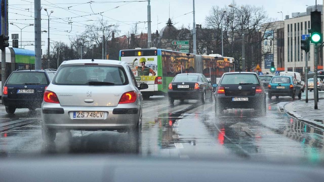 Jedna z głównych ulic Szczecina - aleja Niepodległości - częściowo zamknięta. Fot. Łukasz Szełemej [Radio Szczecin] Jedna z głównych ulic Szczecina wyłączona z ruchu [ZDJĘCIA, WIDEO]