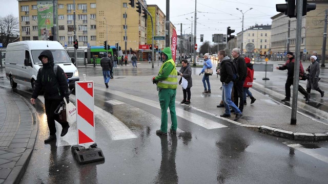 Jedna z głównych ulic Szczecina - aleja Niepodległości - częściowo zamknięta. Fot. Łukasz Szełemej [Radio Szczecin] Jedna z głównych ulic Szczecina wyłączona z ruchu [ZDJĘCIA, WIDEO]