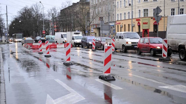 Jedna z głównych ulic Szczecina - aleja Niepodległości - częściowo zamknięta. Fot. Łukasz Szełemej [Radio Szczecin] Jedna z głównych ulic Szczecina wyłączona z ruchu [ZDJĘCIA, WIDEO]