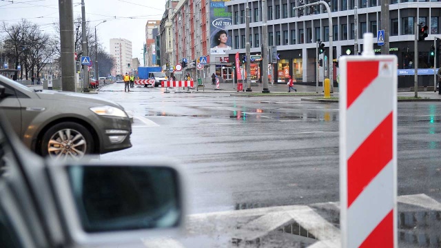 Jedna z głównych ulic Szczecina - aleja Niepodległości - częściowo zamknięta. Fot. Łukasz Szełemej [Radio Szczecin] Jedna z głównych ulic Szczecina wyłączona z ruchu [ZDJĘCIA, WIDEO]