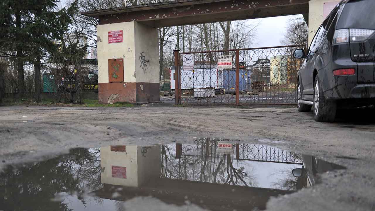 Jest chętny na zakup niszczejącego kompleksu sportowego przy ulicy Chopina w Szczecinie. Działkę z boiskiem piłkarskim i kortami tenisowymi od Zachodniopomorskiego Uniwersytetu Technologicznego chce kupić firma z Poznania.