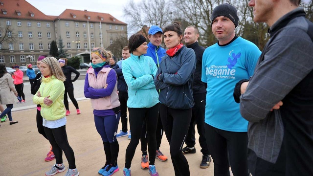 Rozgrzewka przed Wings For Life - Wieczorne bieganie w Szczecinie. Fot. Łukasz Szełemej [Radio Szczecin] Rozgrzewka przed nietypowym bieganiem na Jasnych Błoniach [ZDJĘCIA, WIDEO]