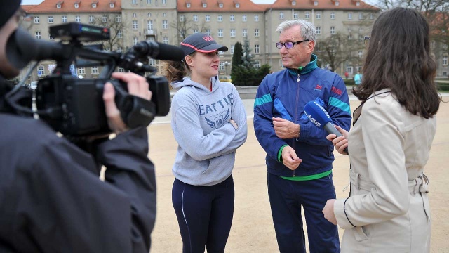 Rozgrzewka przed Wings For Life - Wieczorne bieganie w Szczecinie. Fot. Łukasz Szełemej [Radio Szczecin] Rozgrzewka przed nietypowym bieganiem na Jasnych Błoniach [ZDJĘCIA, WIDEO]
