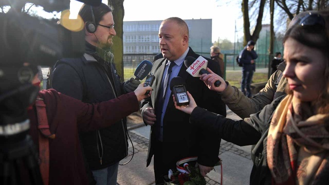 Przy rondzie Ofiar Katastrofy Smoleńskiej zebrało się ok. 50 osób. Fot. Łukasz Szełemej [Radio Szczecin] Pięć lat po katastrofie. Szczecin pamięta [ZDJĘCIA, WIDEO]