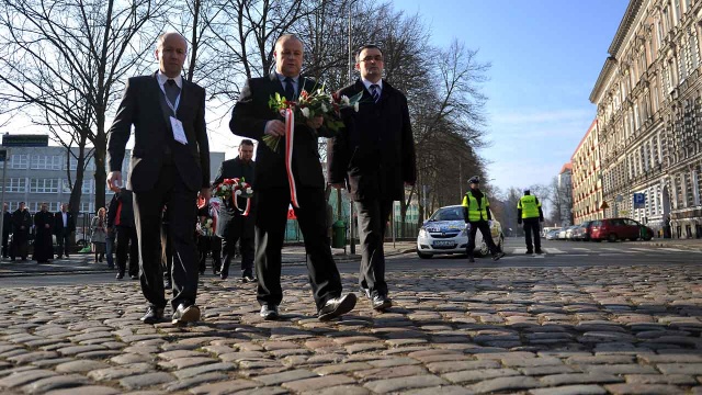 Przy rondzie Ofiar Katastrofy Smoleńskiej zebrało się ok. 50 osób. Fot. Łukasz Szełemej [Radio Szczecin] Pięć lat po katastrofie. Szczecin pamięta [ZDJĘCIA, WIDEO]