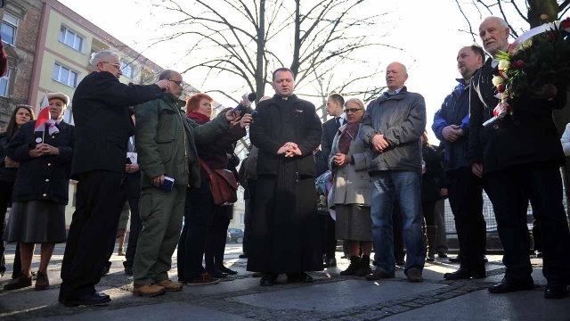 Przy rondzie Ofiar Katastrofy Smoleńskiej zebrało się ok. 50 osób. Fot. Łukasz Szełemej [Radio Szczecin] Pięć lat po katastrofie. Szczecin pamięta [ZDJĘCIA, WIDEO]