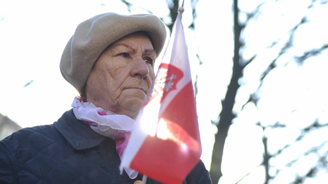 Przy rondzie Ofiar Katastrofy Smoleńskiej zebrało się ok. 50 osób. Fot. Łukasz Szełemej [Radio Szczecin] Pięć lat po katastrofie. Szczecin pamięta [ZDJĘCIA, WIDEO]