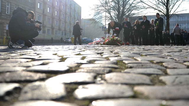 Przy rondzie Ofiar Katastrofy Smoleńskiej zebrało się ok. 50 osób. Fot. Łukasz Szełemej [Radio Szczecin] Pięć lat po katastrofie. Szczecin pamięta [ZDJĘCIA, WIDEO]