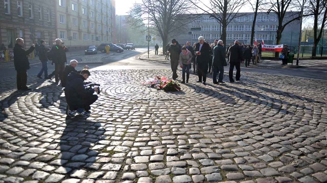 Przy rondzie Ofiar Katastrofy Smoleńskiej zebrało się ok. 50 osób. Fot. Łukasz Szełemej [Radio Szczecin] Pięć lat po katastrofie. Szczecin pamięta [ZDJĘCIA, WIDEO]