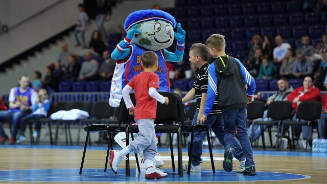 Harlem Globetrotters w Azoty Arenie. Fot. Łukasz Szełemej [Radio Szczecin] Koszykarskie show z Ameryki w Szczecinie [ZDJĘCIA, WIDEO]