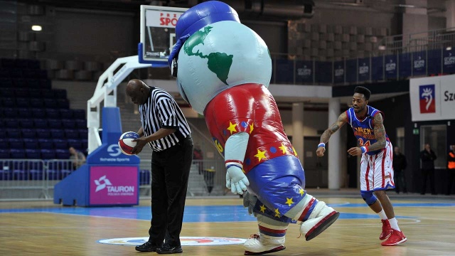 Harlem Globetrotters w Azoty Arenie. Fot. Łukasz Szełemej [Radio Szczecin] Koszykarskie show z Ameryki w Szczecinie [ZDJĘCIA, WIDEO]