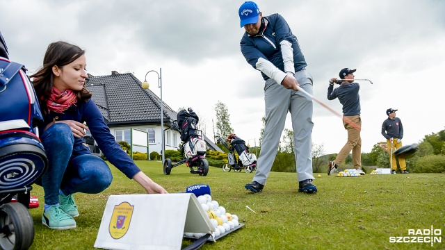 Najstarszy profesjonalny turniej golfowy w Polsce - Floating Garden Szczecin Open - wystartował w Binowie. Fot. Jarosław Gaszyński [Radio Szczecin] Golfiści zjechali do Binowa. Rusza Floating Garden Szczecin Open [ZDJĘCIA]