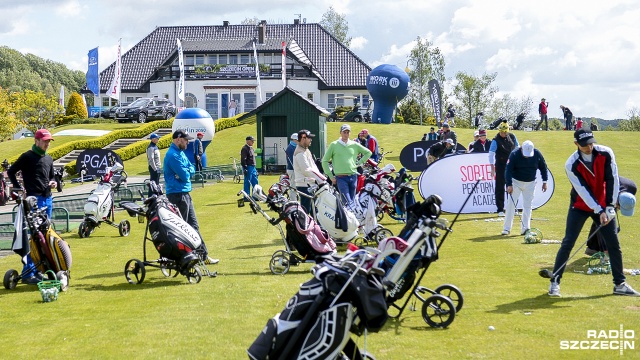 Najstarszy profesjonalny turniej golfowy w Polsce - Floating Garden Szczecin Open - wystartował w Binowie. Fot. Jarosław Gaszyński [Radio Szczecin] Golfiści zjechali do Binowa. Rusza Floating Garden Szczecin Open [ZDJĘCIA]