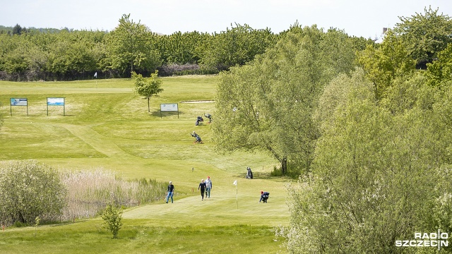 Najstarszy profesjonalny turniej golfowy w Polsce - Floating Garden Szczecin Open - wystartował w Binowie. Fot. Jarosław Gaszyński [Radio Szczecin] Golfiści zjechali do Binowa. Rusza Floating Garden Szczecin Open [ZDJĘCIA]