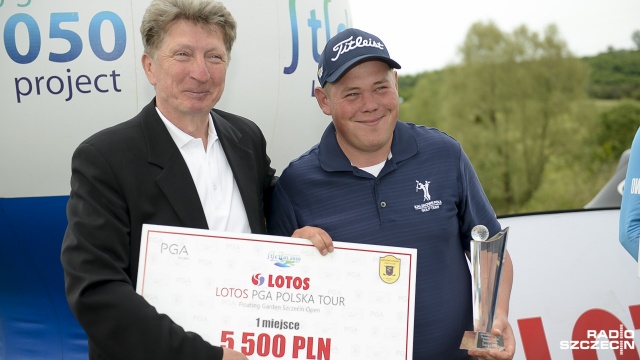 Sławomir Piński, dyrektor Binowo Park oraz zwycięzca w kategorii zawodowców Jakub Ossowski. Fot. Jarosław Gaszyński [Radio Szczecin] 16-latek zwycięzcą turnieju w Binowie [ZDJĘCIA]