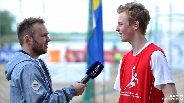 49 drużyn z całej Polski bierze udział w Młodzieżowych Mistrzostwach Polski w Piłce Ręcznej na Plaży. Fot. Łukasz Szełemej [Radio Szczecin] Szczypiorniak na plaży. Młodzież z całej Polski walczy w Szczecinie [WIDEO, ZDJĘCIA]