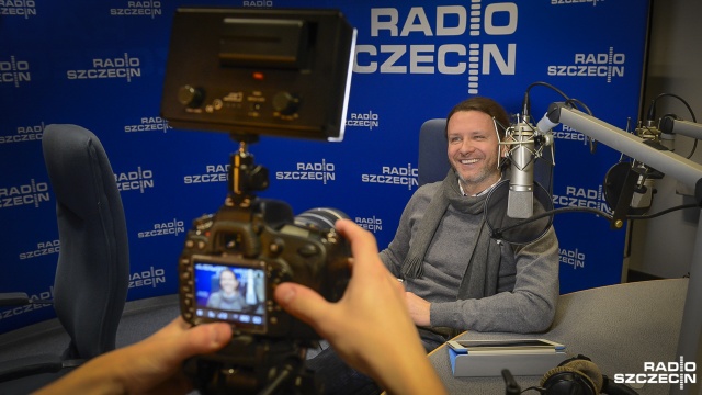 Radosław Majdan przyznaje, że nowa rola lektora nie była łatwa. Fot. Jarosław Gaszyński [Radio Szczecin] Radosław Majdan w Radiu Szczecin o piłkarskiej mafii. Nowa książka na lato [WIDEO, ZDJĘCIA]