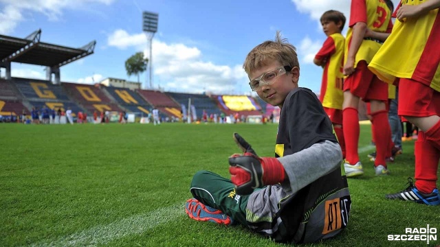 42 zespoły, ponad czterysta dzieciaków z 11 gmin rywalizuje ze sobą na stadionie Pogoni Szczecin w ramach finału Mini Mundialu. Fot. Łukasz Szełemej [Radio Szczecin] Wielki finał Mini Mundialu na stadionie Pogoni Szczecin [ZDJĘCIA, WIDEO]