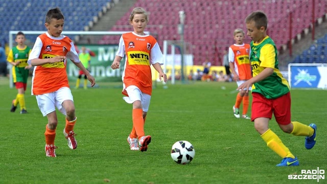 42 zespoły, ponad czterysta dzieciaków z 11 gmin rywalizuje ze sobą na stadionie Pogoni Szczecin w ramach finału Mini Mundialu. Fot. Łukasz Szełemej [Radio Szczecin] Wielki finał Mini Mundialu na stadionie Pogoni Szczecin [ZDJĘCIA, WIDEO]