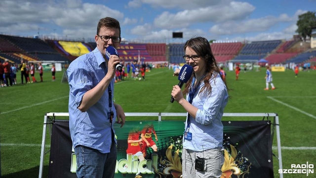 42 zespoły, ponad czterysta dzieciaków z 11 gmin rywalizuje ze sobą na stadionie Pogoni Szczecin w ramach finału Mini Mundialu. Fot. Łukasz Szełemej [Radio Szczecin] Wielki finał Mini Mundialu na stadionie Pogoni Szczecin [ZDJĘCIA, WIDEO]