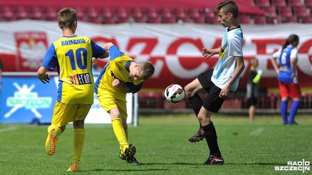 42 zespoły, ponad czterysta dzieciaków z 11 gmin rywalizuje ze sobą na stadionie Pogoni Szczecin w ramach finału Mini Mundialu. Fot. Łukasz Szełemej [Radio Szczecin] Wielki finał Mini Mundialu na stadionie Pogoni Szczecin [ZDJĘCIA, WIDEO]