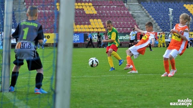 42 zespoły, ponad czterysta dzieciaków z 11 gmin rywalizuje ze sobą na stadionie Pogoni Szczecin w ramach finału Mini Mundialu. Fot. Łukasz Szełemej [Radio Szczecin] Wielki finał Mini Mundialu na stadionie Pogoni Szczecin [ZDJĘCIA, WIDEO]